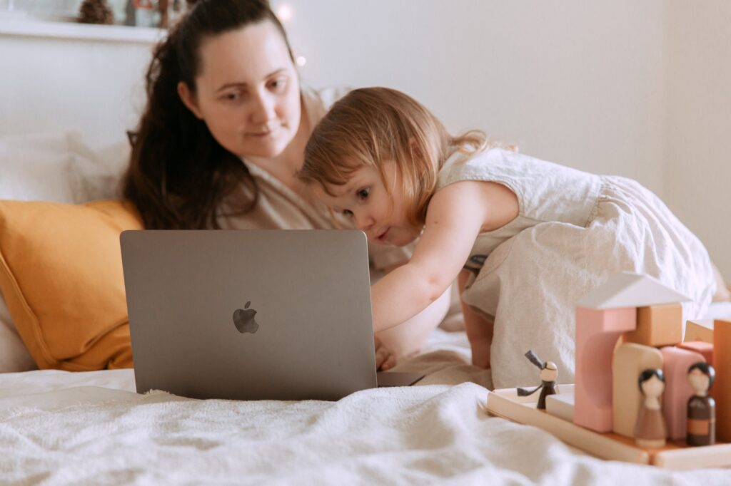 Mum, Daughter, Bed, Computer